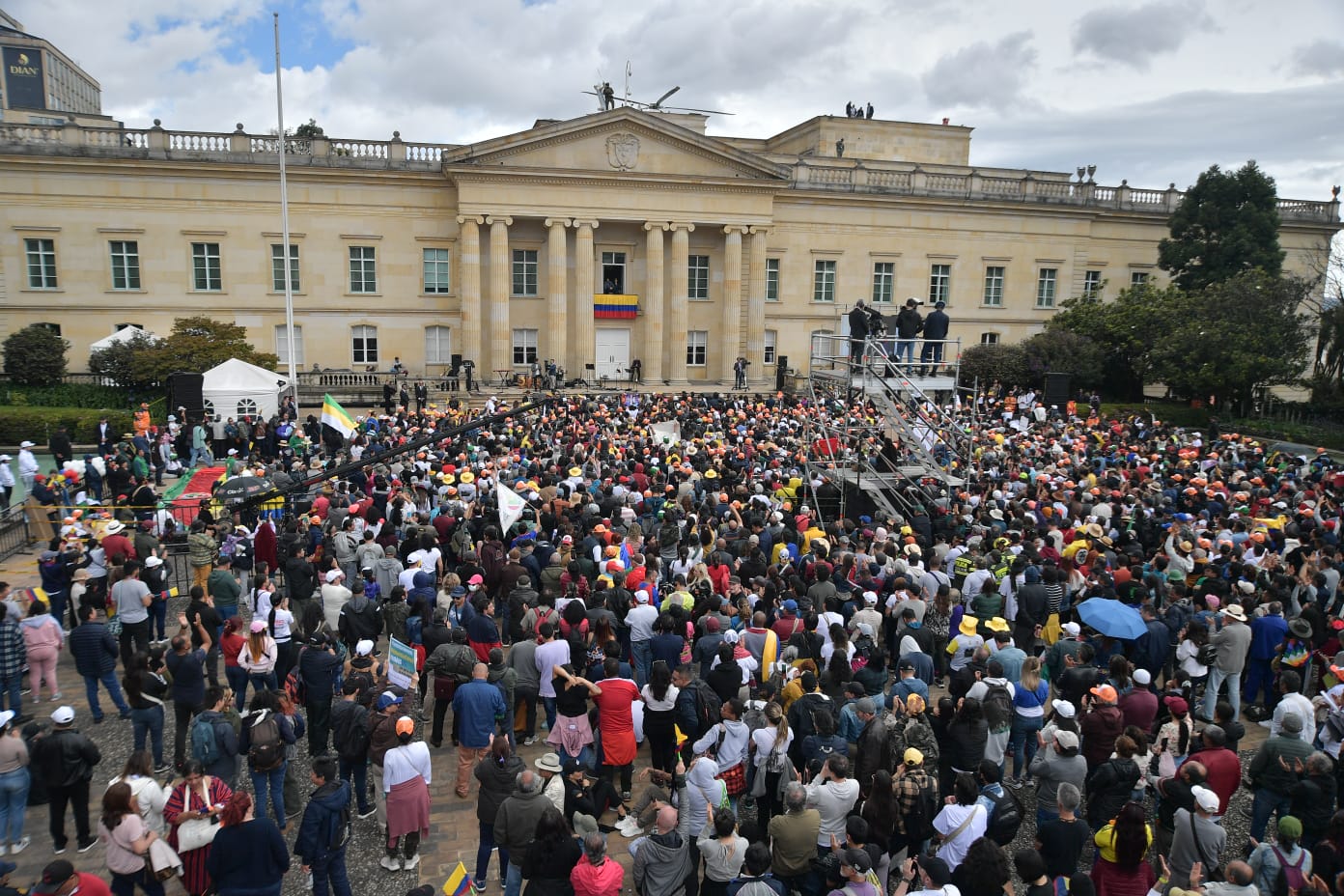 Petro recordó los múltiples primeros de mayo que marchó con pancartas y el sentimiento que tuvo de que se había ido perdiendo la esencia del pueblo trabajador. Y dijo que tomó la idea de Alfonso López Pumarejo, quien salía los primeros de mayo a tejer esa alianza con la clase obrera y el gobierno.