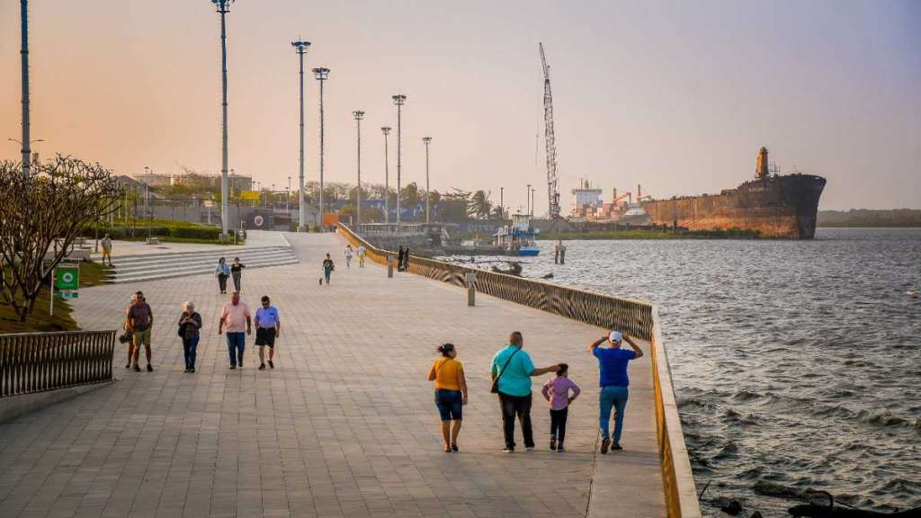 El Gran Malecón del Río se desarrolla a lo largo de cinco kilómetros de la ribera occidental del río Magdalena.