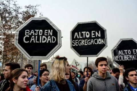 Estudiantes chilenos durante marcha exigen reforma educativa