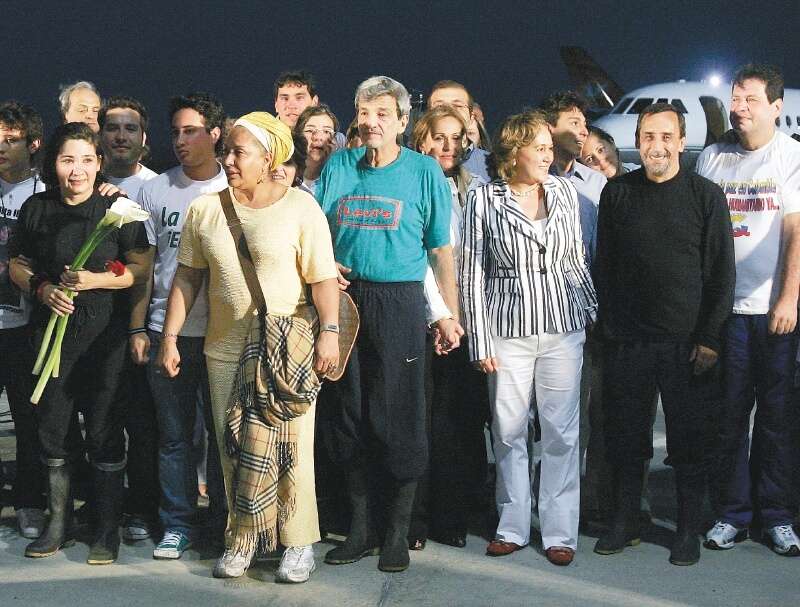 El 27 de febrero de 2008, las Farc dejaron libres a Gloria Polanco (sostiene flores blancas), Jorge Gechem (camiseta azul), Consuelo González (chaqueta a rayas), Luis Eladio Pérez (camisa negra) y Orlando Beltrán (esquina derecha, de camiseta blanca). / AP