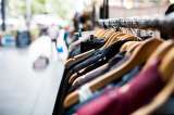 ¿Cómo lavar la ropa que destiñe y fijar el color en la tela?
