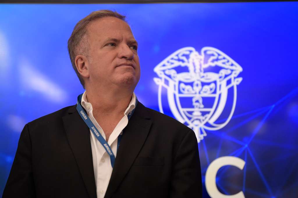 CEO de WOM Colombia, en rueda de prensa anunciando la continuidad en Colombia de la empresa de telecomunicaciones, luego de su proceso de reorganización.