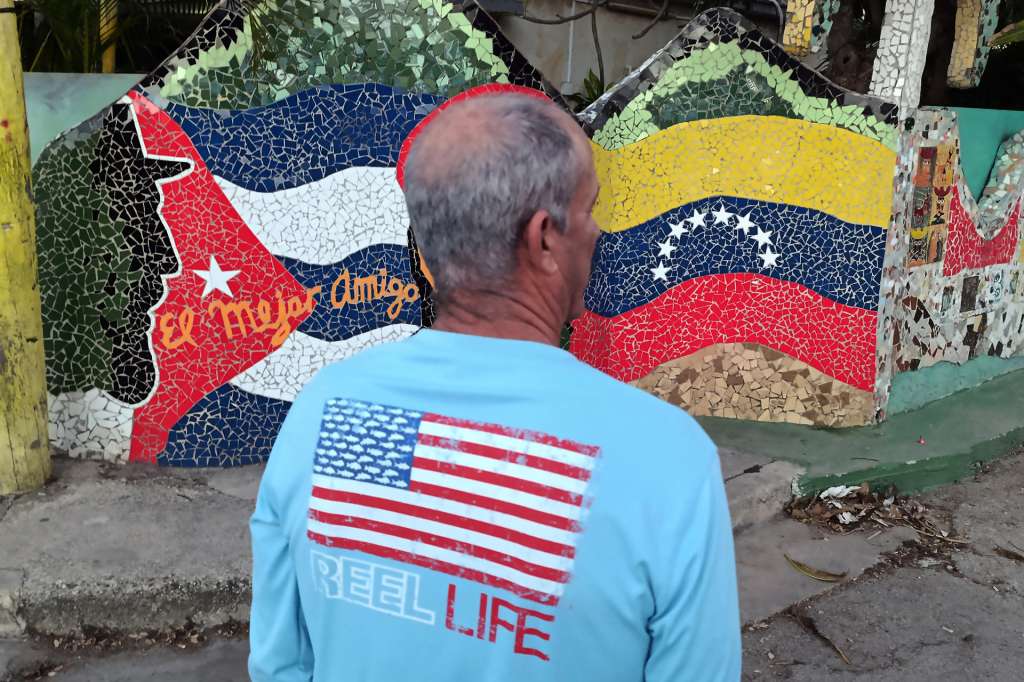 AME4898. LA HABANA (CUBA), 13/01/2026.- Fotografía del 10 de enero de 2026 que muestra a una persona usando una prensa de vestir con la bandera de Estados Unidos, en La Habana (Cuba). Cuba llega a su momento de mayor tensión con EE.UU. en décadas en la peor situación nacional desde que triunfó la revolución en 1959, en donde se solapan y retroalimentan las crisis económica, energética, sanitaria, migratoria, social y política. EFE/ Ernesto Mastrascusa