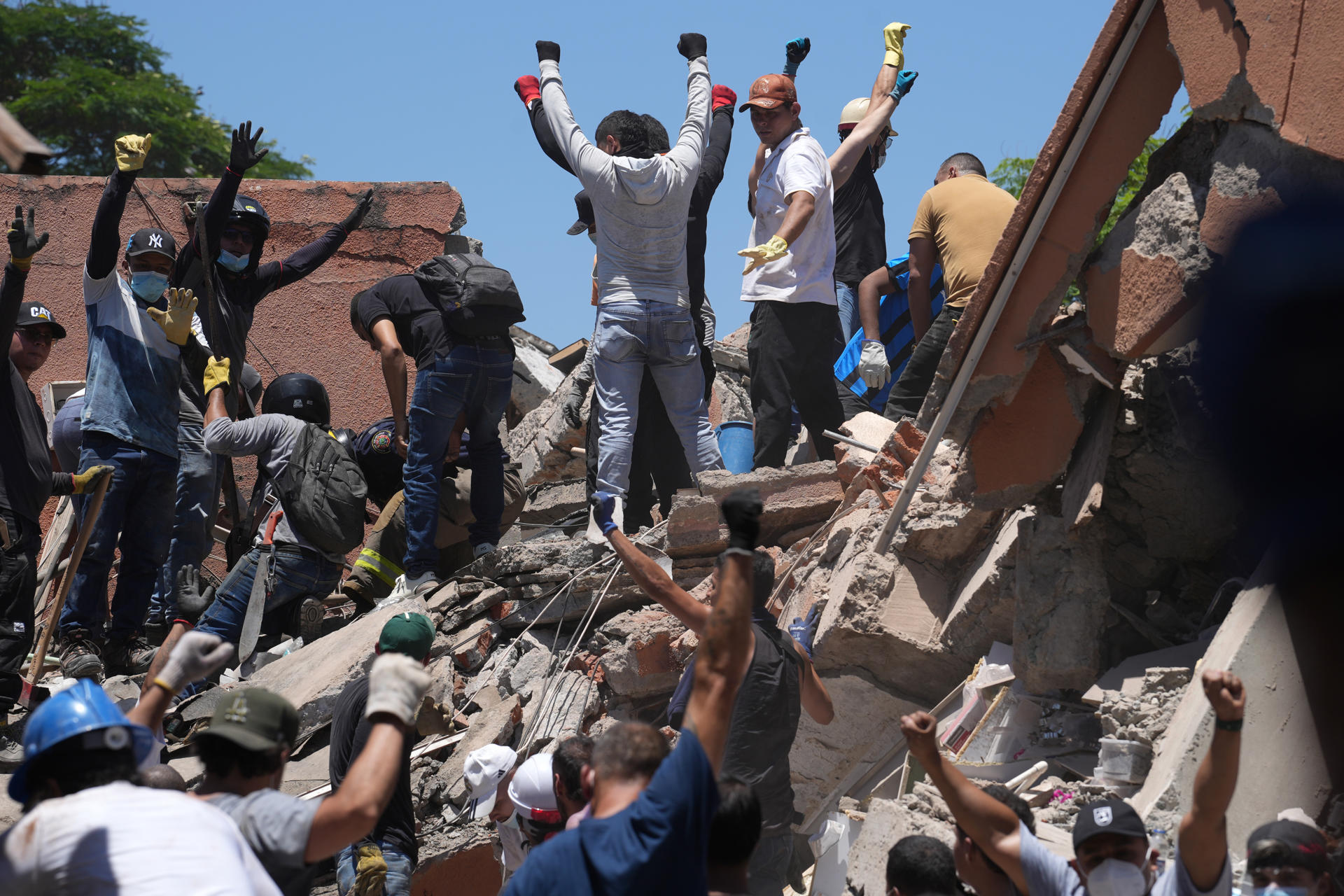 AME7690. CALI (COLOMBIA), 10/08/2026.- Personas reaccionan durante la búsqueda de sobrevivientes entre los escombros de una edificación colapsada tras el terremoto de magnitud 7,4 que sacudió al país, este lunes en Cali (Colombia). EFE/ Ernesto Guzmán Jr
