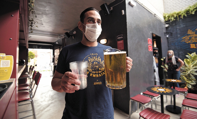 ¿Se puede consumir alcohol tras aplicarse la vacuna? ¿Al cuánto tiempo de aplicada la dosis puedo consumir alcohol? ¿Cuánto? ¿Debilita el consumo la respuesta inmunológica del cuerpo? Son algunas de las preguntas recientes frente a la aplicación de las vacunas.