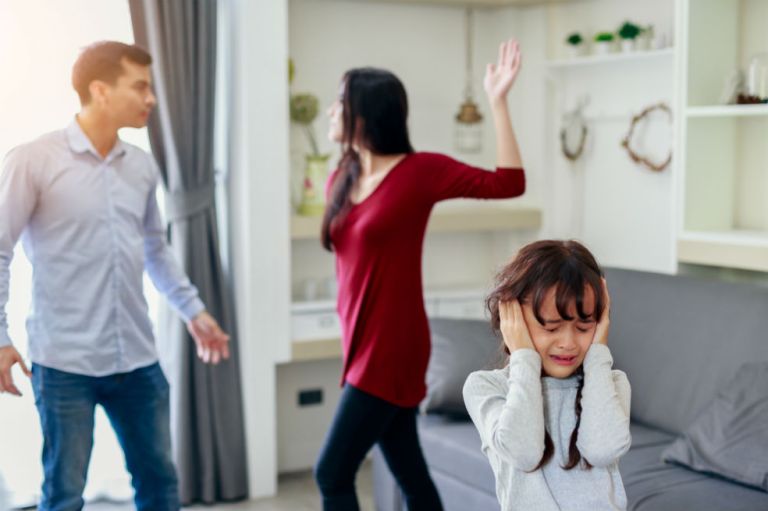 3 cosas que por ninguna razón debería hacer frente a sus hijos: podría herirlos