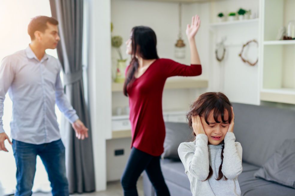 3 cosas que por ninguna razón debería hacer frente a sus hijos: podría herirlos