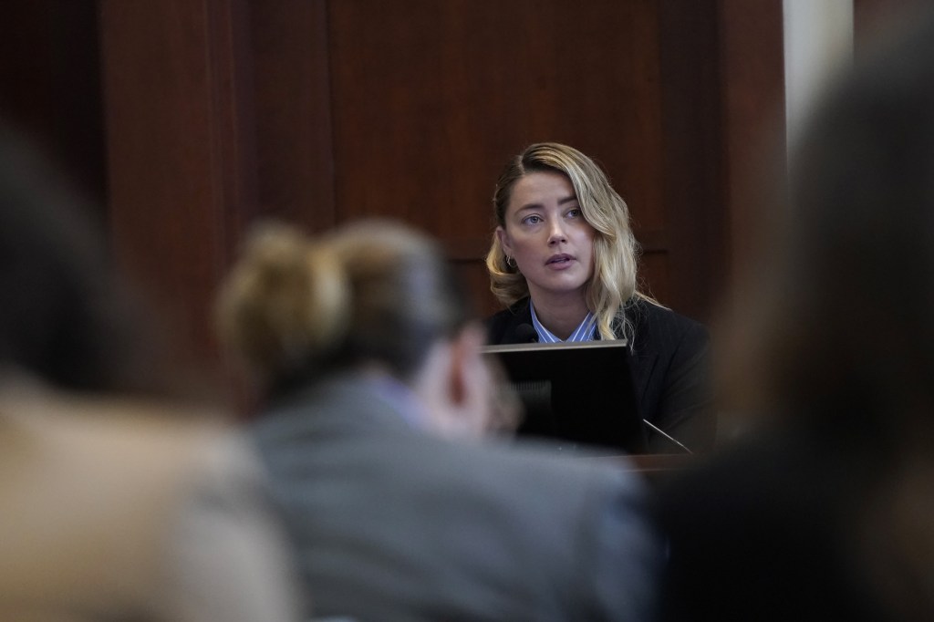 Fairfax (United States), 04/05/2022.- Actress Amber Heard testifies during the Depp v Heard defamation case at Fairfax County Circuit Court, in Fairfax, Virginia, USA, 04 May 2022. Johnny Depp's 50 million US dollars defamation lawsuit against Amber Heard that started on 10 April is expected to last five or six weeks. (Estados Unidos) EFE/EPA/ELIZABETH FRANTZ / POOL