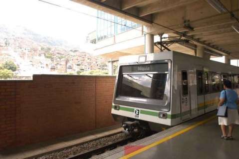 ¿Por qué Bogotá no tiene el transporte que hay en Medellín siendo más grande?