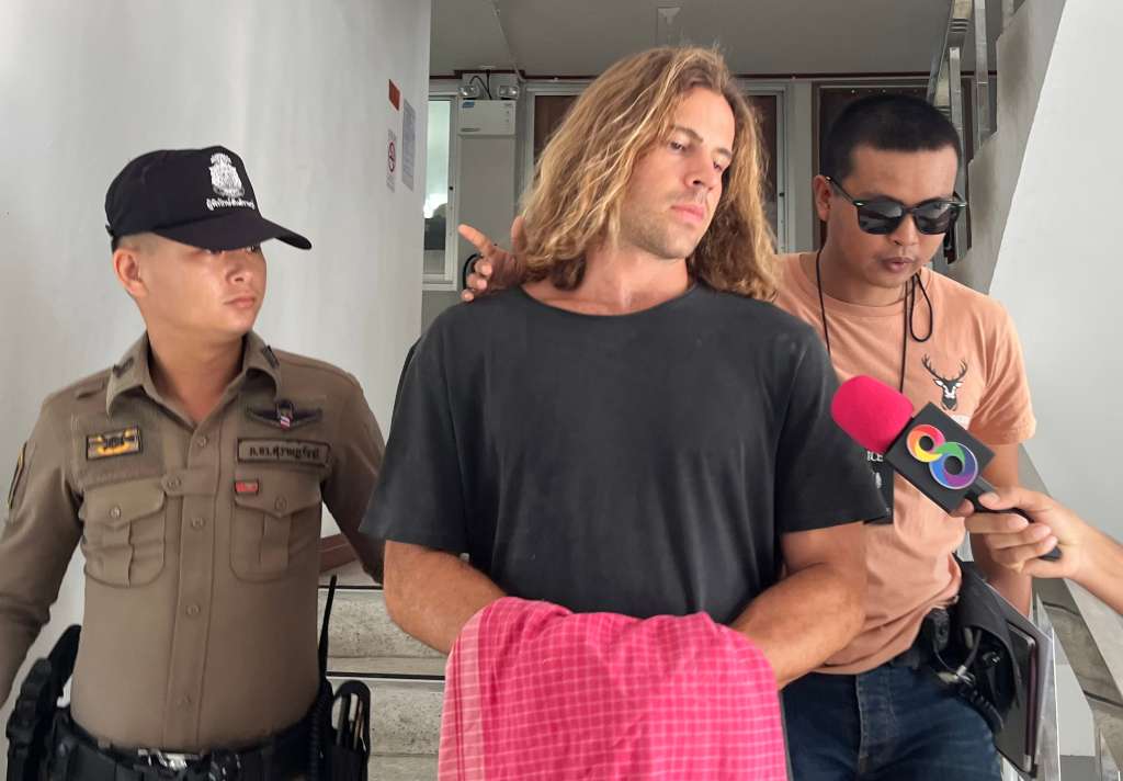 Koh Phangan (Thailand), 07/08/2023.- (FILE) - Spanish chef Daniel Sancho Bronchalo (C) is escorted by Thai police officers as they arrive at a port before going to the court in Koh Samui island, southern Thailand, 07 August 2023 (reissued 29 August 2024). A Thai court on 29 August 2024 sentenced Daniel Sancho Bronchalo, the son of Spanish actor Rodolfo Sancho, to life in prison for the premeditated murder of Colombian plastic surgeon Edwin Arrieta Arteaga on the tourist island of Koh Phangan. Sancho, a 30-year-old Spanish chef, was arrested by Thai police in August 2023 and was accused of killing Arrieta, dismembering his body, and disposing of the remains in a rubbish dump and the sea, according to a police statement. (España, Tailandia) EFE/EPA/SOMKEAT RUKSAMAN