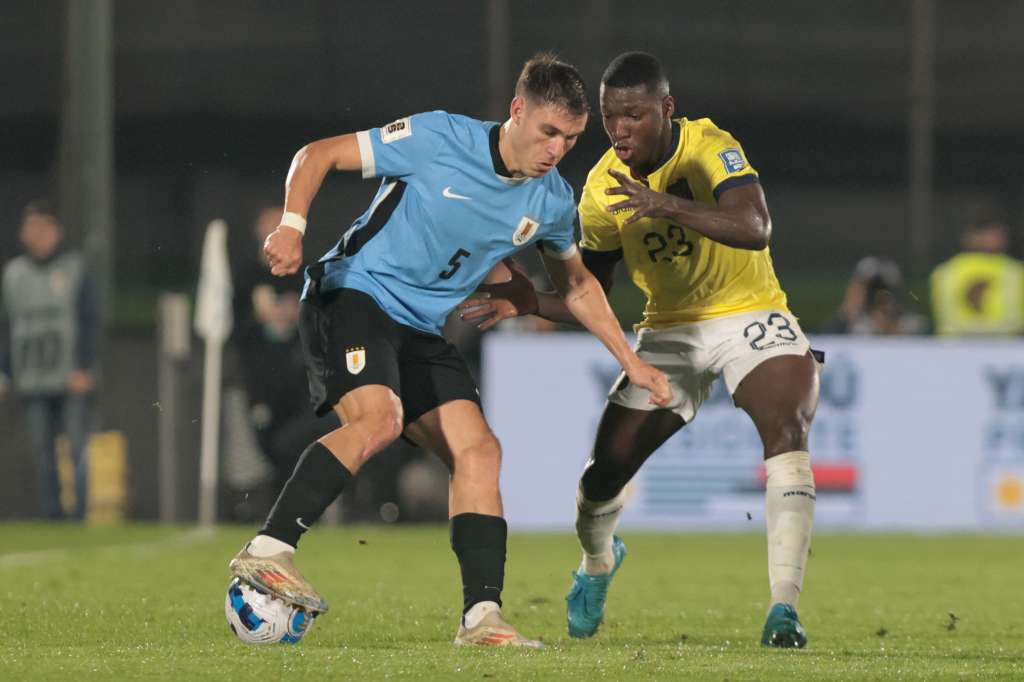 . MONTEVIDEO (URUGUAY), 15/10/2024.- Manuel Ugarte (i) de Uruguay disputa un balón con Moisés Caicedo de Ecuador este martes, en un partido de las eliminatorias sudamericanas para el Mundial 2026, en el estadio Centenario de Montevideo (Uruguay). EFE/ Gastón Britos