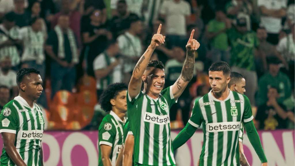 Matheus Uribe celebra uno de los goles de Nacional contra Inter de Bogotá.