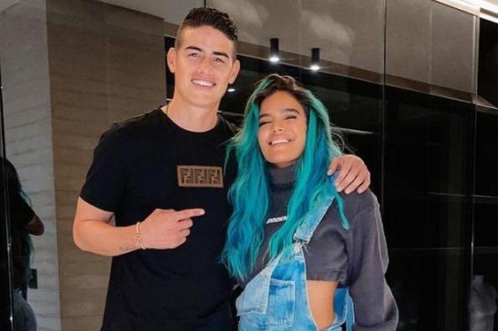 Por unas fotos y unos mensajes, se dice en redes sociales que el futbolista y la cantante estarían saliendo desde hace varios meses.