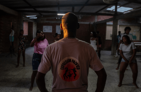 Buenaventura: los jóvenes que resisten a la guerra a través del baile