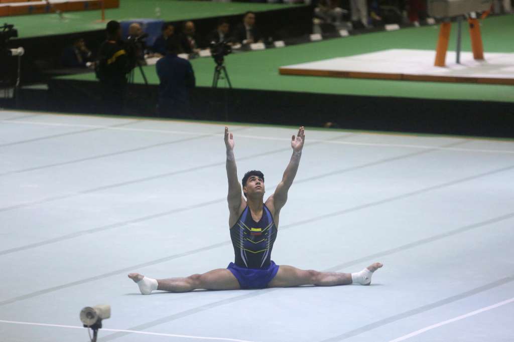 FOTODELDÍA AME6007. CIUDAD DE PANAMÁ (PANAMÁ), 14/06/2025.- Angel Gabriel Barajas Vivas de Colombia, participa en el Campeonato Panamericano de Gimnasia Artística de Adultos organizado por la Unión Panamericana de Gimnasia (UPAG) y la Federación Panameña de Gimnasia, este sábado en Ciudad de Panamá (Panamá). Barajas, referente de la gimnasia artística latinoamericana, habló en una entrevista con EFE sobre el valor de la resiliencia en el alto rendimiento, su objetivo de clasificar a los Juegos Olímpicos de Los Ángeles 2028 y su plan de dejar huella en el deporte de su país. EFE/ Carlos Lemos