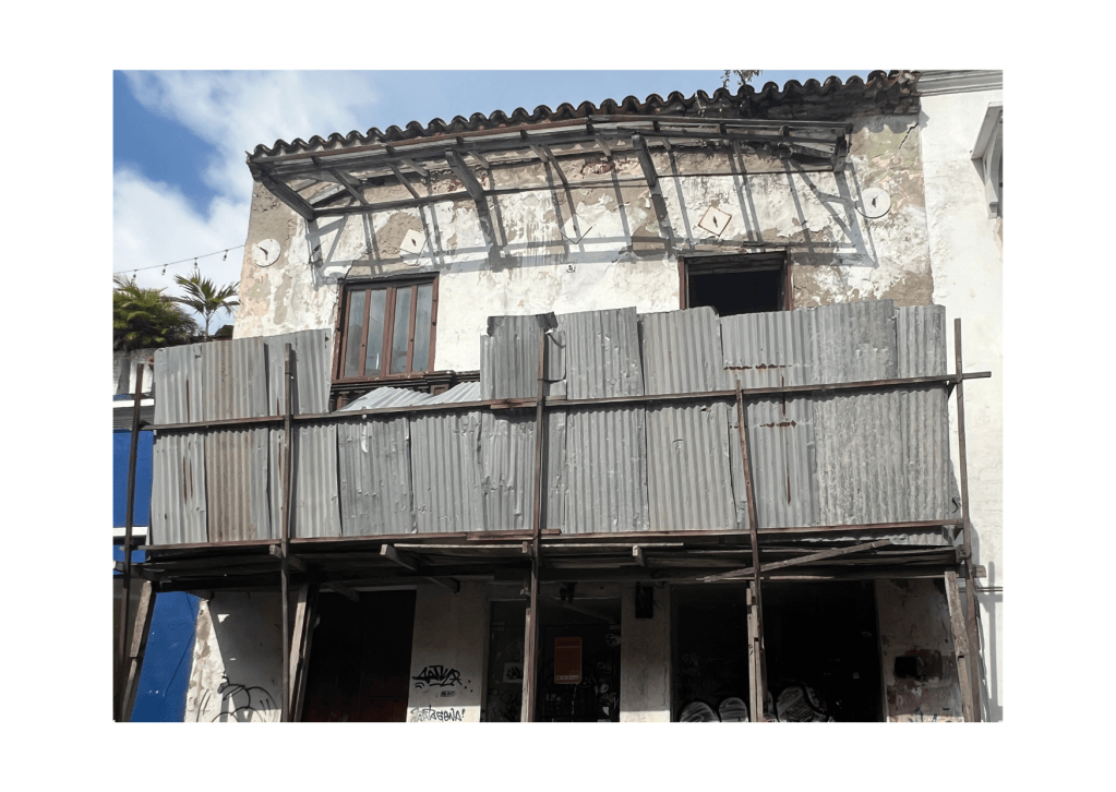 El deterioro de las condiciones de habitabilidad ha forzado a muchos habitantes del centro histórico a vender sus viviendas.