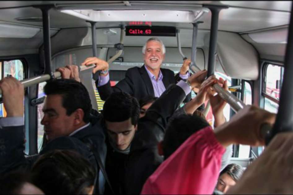 Enrique Peñalosa estuvo recorriendo Transmilenio en su primera semana como alcalde electo. / Prensa Peñalosa