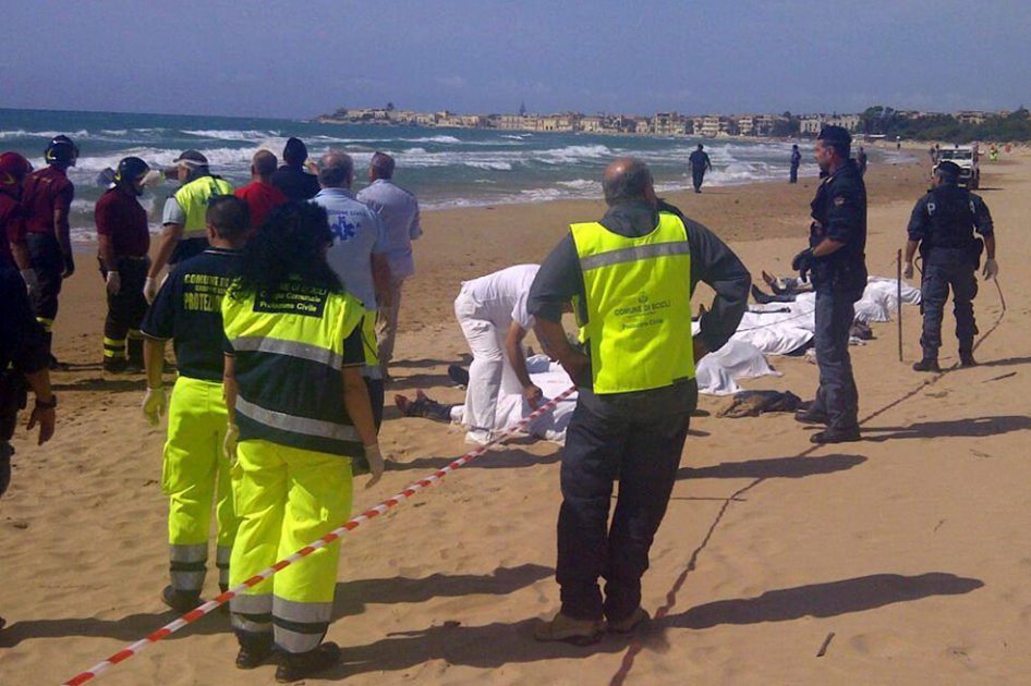 Voluntarios y policías permanecen junto a los cadáveres de 13 inmigrantes después de que un barco, con unos 150 inmigrantes a bordo, llegase a la costa de la región siciliana de Ragusa en Italia./ EFE