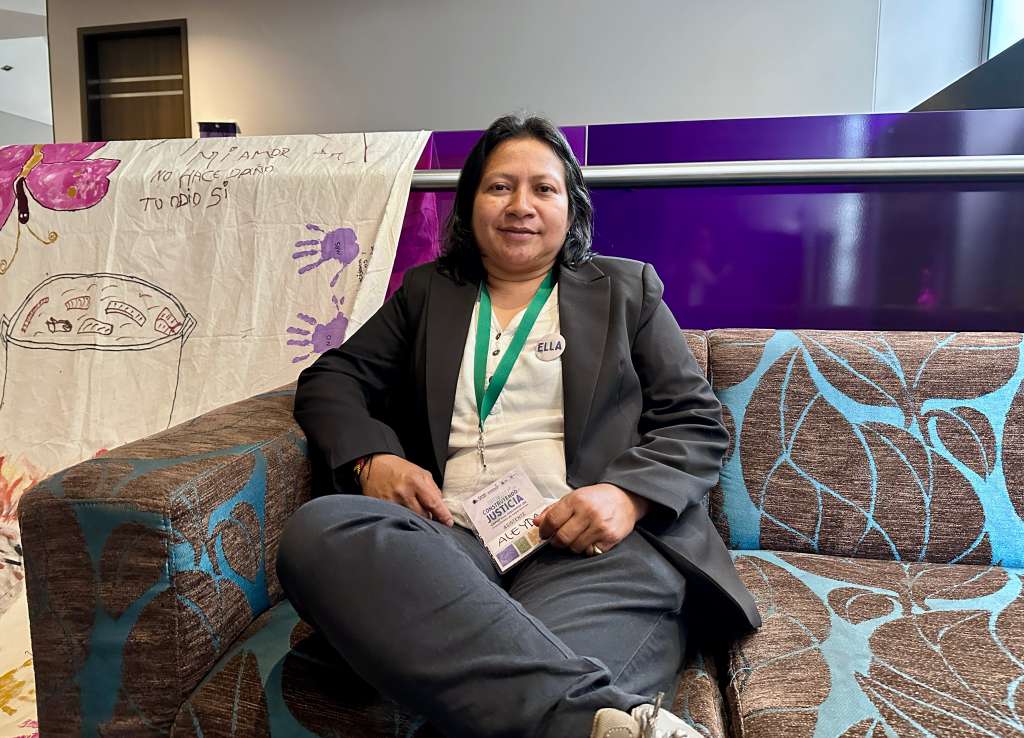 Según Aleyda, la discriminación contra personas LGBTIQ+ se vive de diferentes formas en los pueblos indígenas. En algunos casos se manifiesta en prácticas como el trabajo comunitario, el destierro de los resguardos y la realización de “espacios de armonización” que, según explica, equivale a las mal llamadas “terapias de conversión”.