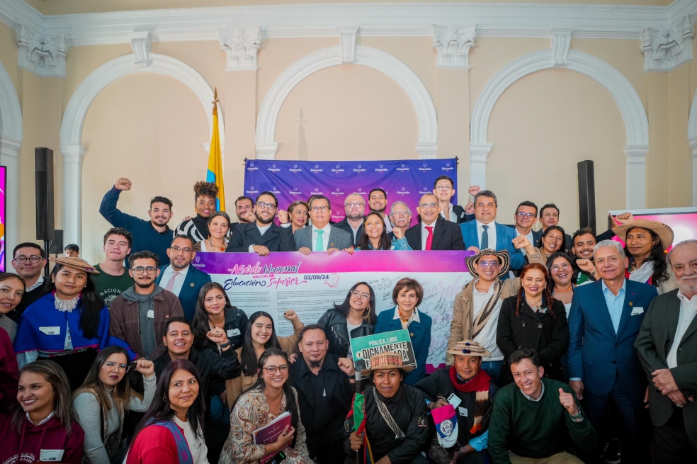 El ministro de Educación, Daniel Rojas, radicó el proyecto de ley que busca reformar los artículos 86 y 87 de la Ley 30. Estuvo en compañía de varios movimientos estudiantiles, profesorales y algunos rectores de universidades públicas.