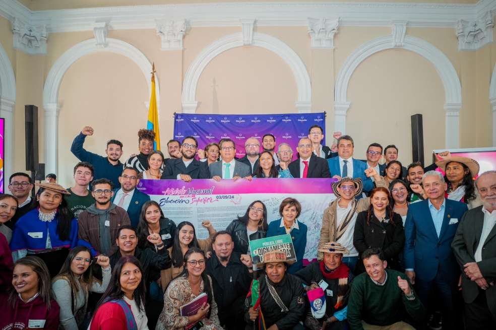 El ministro de Educación, Daniel Rojas, radicó el proyecto de ley que busca reformar los artículos 86 y 87 de la Ley 30. Estuvo en compañía de varios movimientos estudiantiles, profesorales y algunos rectores de universidades públicas.
