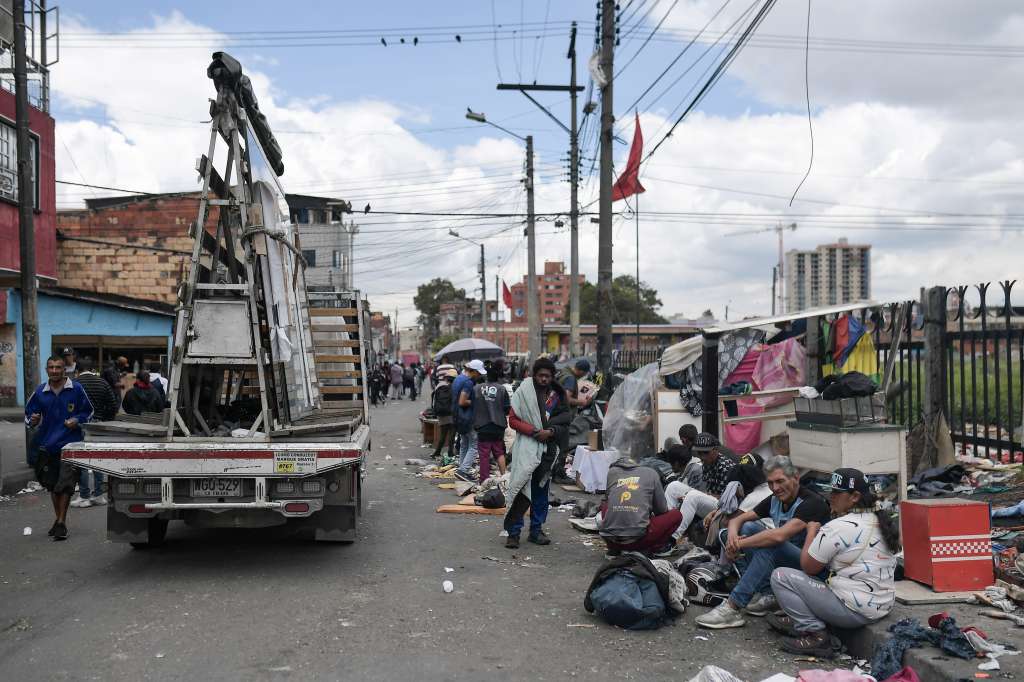 Aspectos de los operativos por parte de la policía en el Barrio San Bernardo luego de que fuera detonada una granada en esta zona de la capital