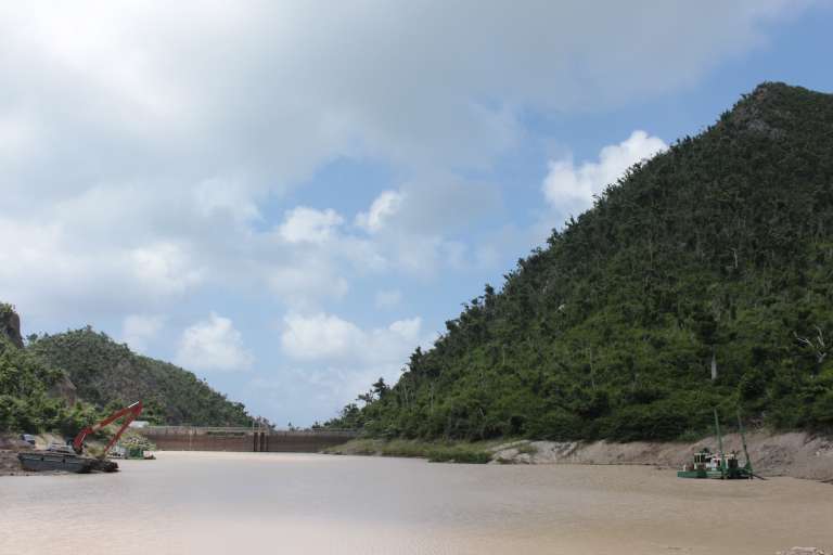 El embalse Fresh Water inició en junio, 56 mil metros cúbicos dragados, de los 74.860 mil m3 programados. Tiene un avance del 75 %.