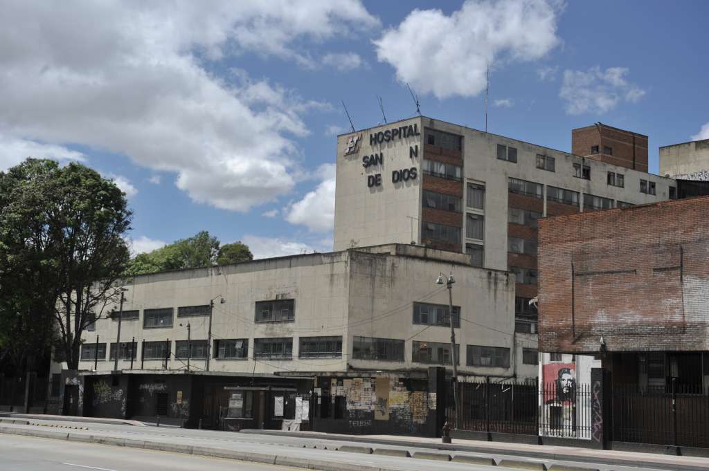 Fachada de este hospital ubicado sobre la Carrera décima en Bogotá