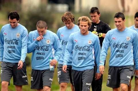 Uruguay comienza en silencio preparación en Panamá para enfrentar a Colombia