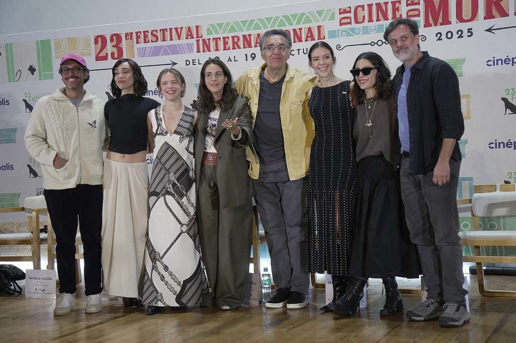 MEX5385. MORELIA (MÉXICO), 11/10/2025.- El elenco de la película ‘Las locuras’ posa durante una rueda de prensa este sábado, en el marco del Festival Internacional de Cine de Morelia en Michoacán (México). ‘Las locuras’ del director colombiano Rodrigo García tiene su estreno en el Festival Internacional de Cine de Morelia (FICM), el más importante de México, para reflexionar sobre cómo “la salud mental muchas veces está en función de adaptarse a un mundo que está podrido” sobre todo en un contexto patriarcal. EFE/Iván Villanueva