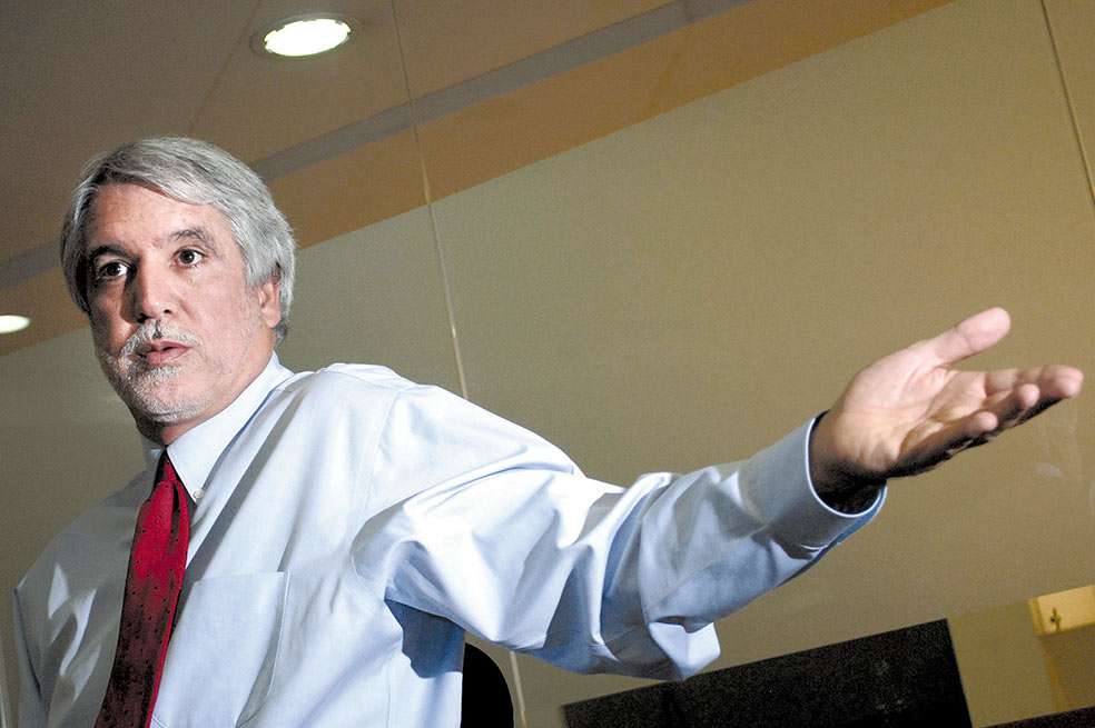 Enrique Peñalosa dice ser una opción de tercería, si ello significa que representa algo distinto a la polarización política Santos-Uribe. / Luis Ángel - El Espectador