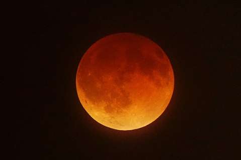 Un rojo intenso se apoderó de la Luna durante el eclipse