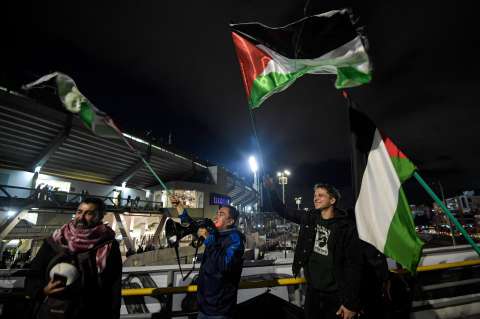 En fotos: la bandera palestina fue protagonista en una noche de fútbol en Bogotá