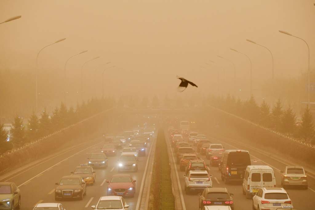 Las tormentas de arena, procedentes del cercano desierto de Gobi, son frecuentes en primavera en el norte de China pero los pekineses no habían constatado un cielo tan cargado en años.
