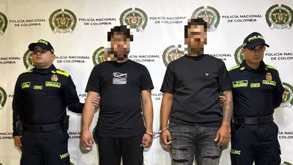 Sebastián Sánchez Acevedo y Jhon Schneider Muñoz Rojas, presuntos responsables de atracos violentos, capturados en Manrique, Medellín.