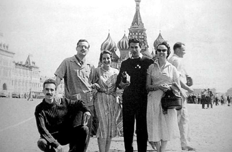 García Márquez (primero a la izquierda, de cuclillas) cuando conoció Moscú con sus amigos en los años 50 del siglo XX. / Archivo