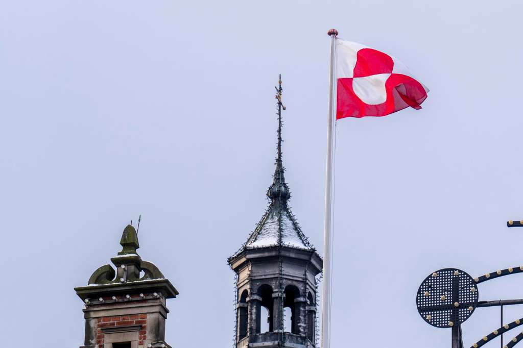 Copenhagen (Denmark), 08/01/2026.- The Greenlandic flag Erfalasorput flies on the Tivoli Castle in Tivoli in Copenhagen, Denmark, 08 January 2026. In a written statement to Ritzau, Tivoli's director Susanne Moerch Koch says that the gesture 'is an expression of thoughtfulness in a time that is experienced as difficult for many', Tivoli wishes to show that we are thinking of Greenland and stand by the community that has been built over many years', it states (Dinamarca, Groenlandia, Copenhague) EFE/EPA/Ida Marie Odgaard send2net DENMARK OUT