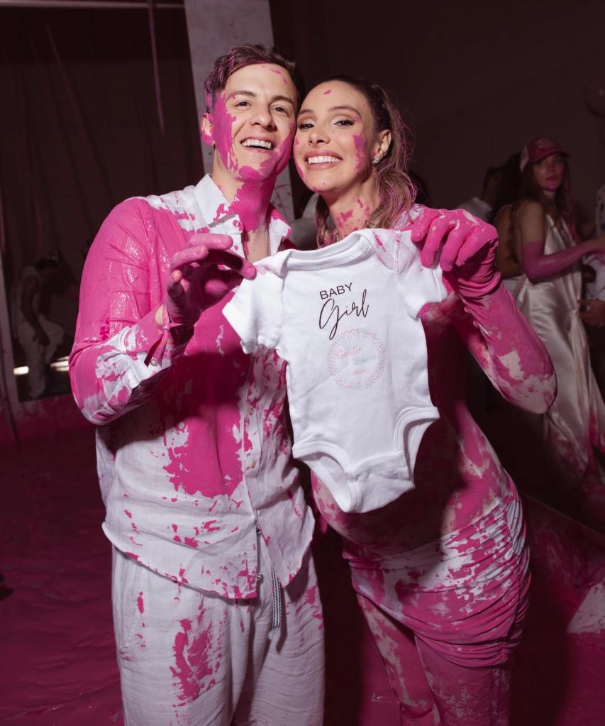 USA2158. MIAMI (FL, EEUU), 25/04/2025.- Fotografía cedida por EB Public Relations donde aparece la venezolana Lele Pons y el puertorriqueño Guaynaa manchados de color rosa y sosteniendo un vestido infantil de niñas durante la fiesta de revelación del sexo de su bebé celebrada este viernes en el Faena Forum en Miami, Florida (EE.UU.). ¡Será niña!, así revelaron el sexo de su primer hijo la cantante y actriz venezolana Lele Pons y su marido el cantante puertorriqueño Guaynaa durante una fiesta celebrada en Miami a la que acudieron decenas de celebridades del mundo de la música, el entretenimiento y las redes sociales. EFE/EB Public Relations /SOLO USO EDITORIAL /NO VENTAS /SOLO DISPONIBLE PARA ILUSTRAR LA NOTICIA QUE ACOMPAÑA /CRÉDITO OBLIGATORIO