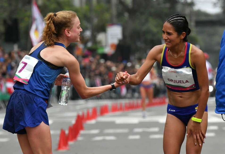 La bogotana Angie Orjuela (der.) ganó el bronce en la maratón femenina en Lima 2019. / AFP