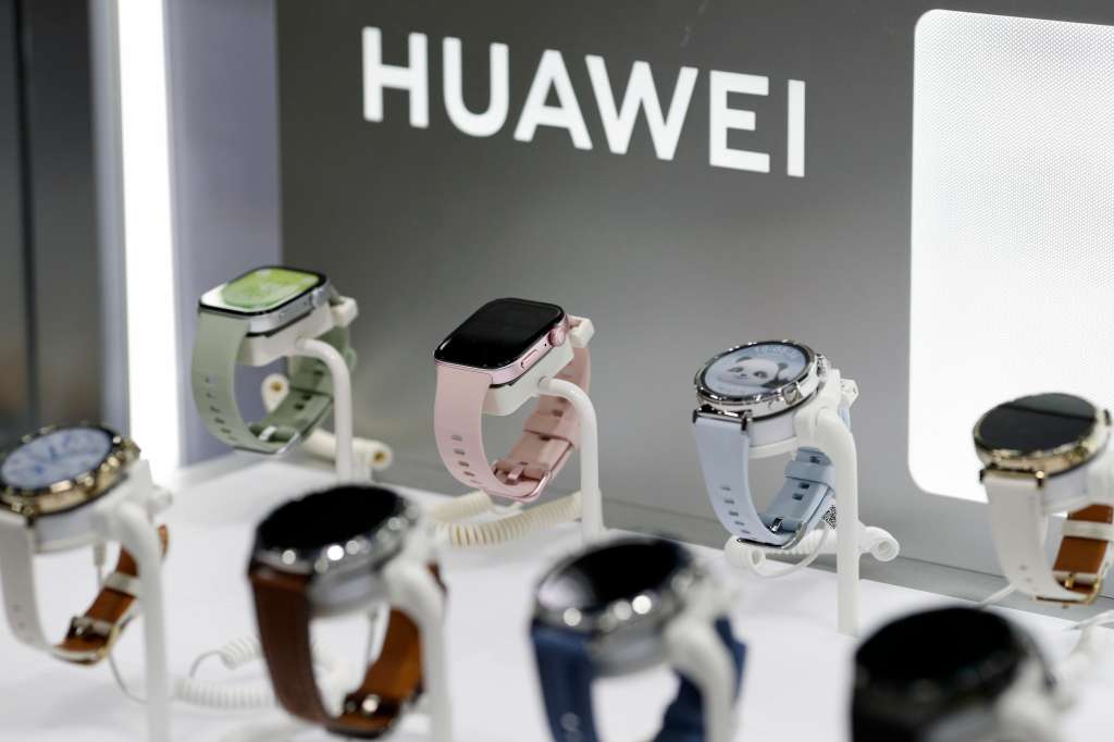 Bangkok (Thailand), 24/10/2024.- Huawei smartwatches are displayed at Thailand Mobile Expo 2024 in Bangkok, Thailand, 24 October 2024. The expo is showcasing the newest smartphone and gadget devices aimed to boost its sales after Thailand's economy showed signs of recovery. (Tailandia) EFE/EPA/RUNGROJ YONGRIT