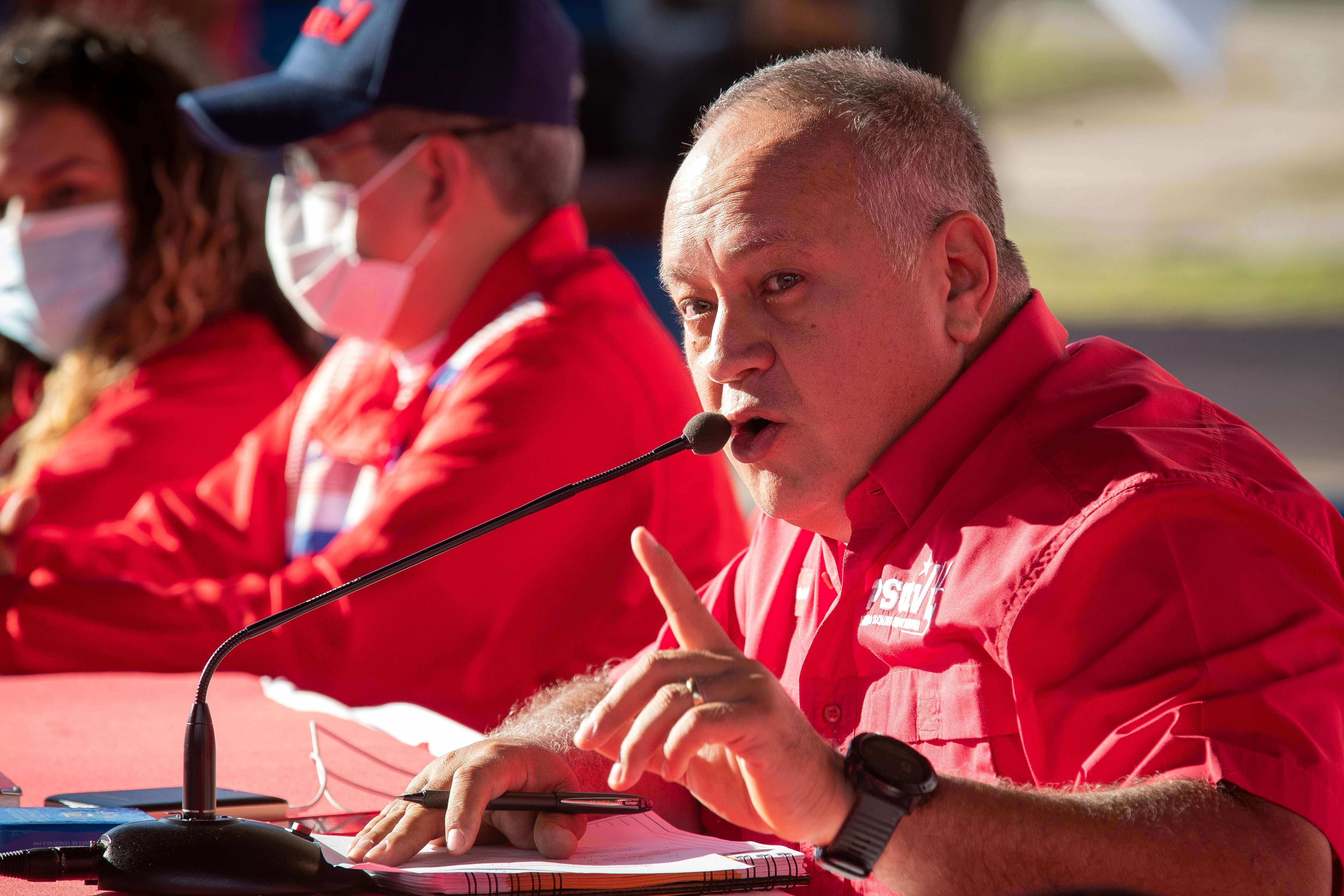 AME2513. CARACAS (VENEZUELA), 31/01/2022.- El líder chavista Diosdado Cabello habla hoy durante una rueda de prensa en Caracas (Venezuela). El oficialista Partido Socialista Unido de Venezuela (PSUV) condenó este lunes "cualquier" acto de corrupción, narcotráfico o delincuencia entre los miembros de sus filas y anunció la expulsión de los funcionarios chavistas detenidos en días recientes por tráfico de drogas y contrabando de combustible, informó el primer vicepresidente de la organización, Diosdado Cabello. EFE/ RAYNER PEÑA R