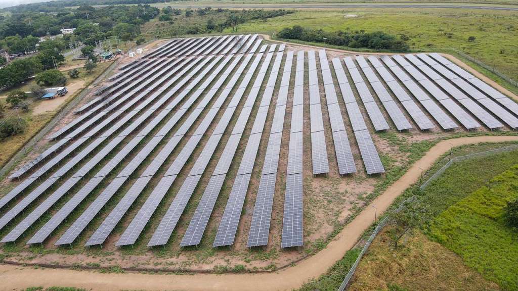 Este sistema solar fotovoltaico en el Fuerte Militar de Tolemaida, Cundinamarca, cuenta con 10.530 paneles solares y podrá generar 8.600 megavatios-hora (MWh) al año.