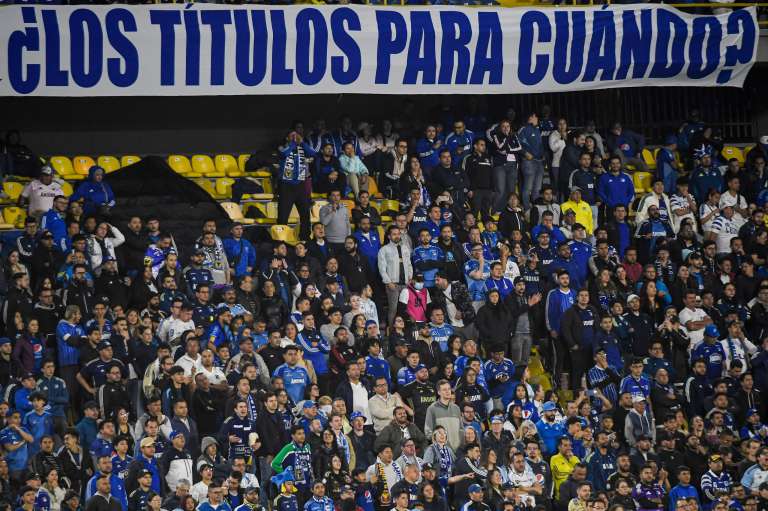 “Primero muere el sol que esta pasión”, se leía en un boletín repartido por la hinchada de Millonarios en El Campín. En él, los aficionados recordaban que el club embajador fue el equipo con mayores ingresos en Colombia durante el último año, pero también uno de los que menos ha invertido. 

Al final, es el hincha de a pie quien sigue acompañando, quien nunca deja de creer y quien representa el verdadero patrimonio del club.