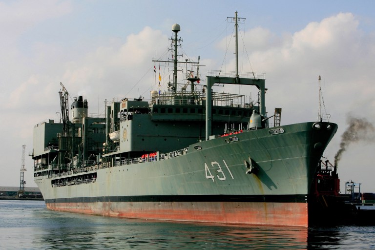 Uno de los buques más grandes de la Armada de Irán se hundió en el Golfo de Omán