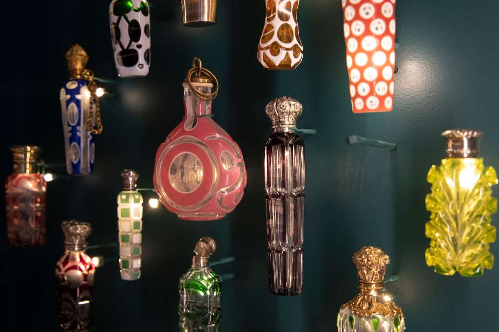 En el siglo XVIII se produjo un cambio: los perfumes, que se volvieron más sutiles, dejaron de usarse para tapar los malos olores del día a día y se convirtieron en una cuestión de placer.