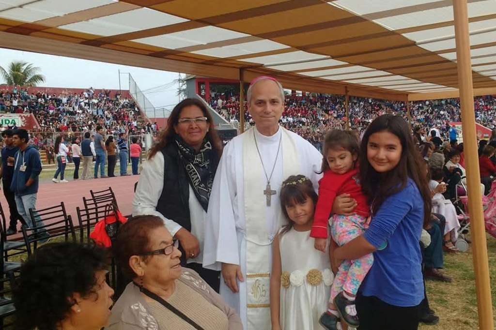 AME5924. LIMA (PERÚ), 08/05/2025.- Foto sin fecha exacta tomada en el 2018 y cedida por la familia Milagros Villanueva Reyes donde posan algunos de sus integrantes junto al entonces obispo Robert Prevost, en Chiclayo (Perú). Los católicos de Perú celebraron este jueves como "una bendición" para su país y "una alegría que no se puede describir" que se haya elegido al estadounidense-peruano Robert Prevost como el papa León XIV. EFE/ Familia Milagros Villanueva Reyes / SOLO USO EDITORIAL/ NO VENTAS /SOLO DISPONIBLE PARA ILUSTRAR LA NOTICIA QUE ACOMPAÑA (CRÉDITO OBLIGATORIO)
