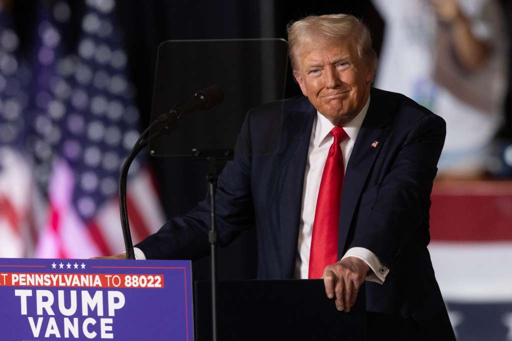 Harrisburg (United States), 31/07/2024.- Former US President Donald J. Trump holds a rally at New Holland Arena in Harrisburg, Pennsylvania, USA, 31 July 2024. This is the first Trump rally in Pennsylvania since the assassination attempt that resulted in Trump's injury during a rally on 13 July. EFE/EPA/MICHAEL REYNOLDS