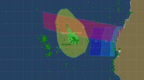 Imagen de un satélite de la Armada ecuatoriana en la que se ve la invasión de barcos de origen chino sobre Galápagos.