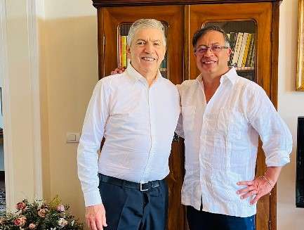 Este también fue el primer encuentro luego del intento de Petro de acercar a la institucionalidad del Partido Liberal a su campaña en primera vuelta. Gaviria, en últimas, se decantó por Federico Gutiérrez.