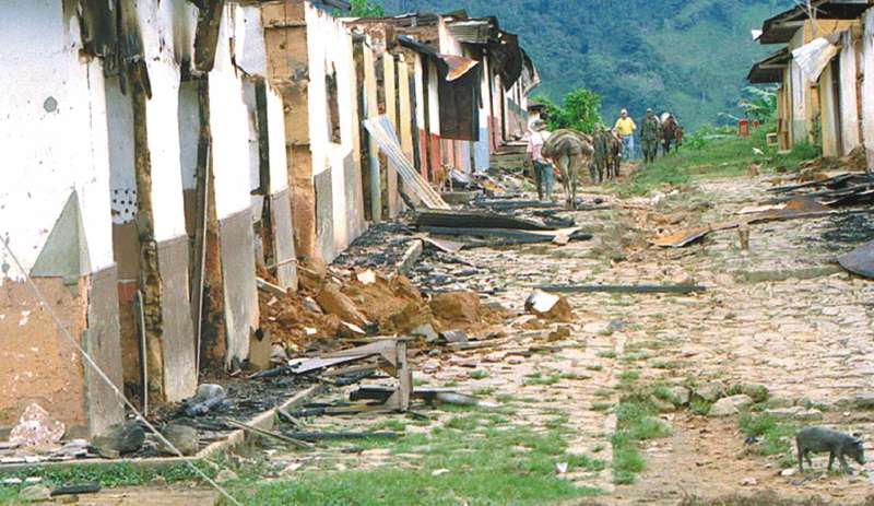 El 12 de noviembre de 1997, dos semanas después de la masacre de El Aro, El Colombiano captó las primeras imágenes de la destrucción causada por las autodefensas que quemaron el 80% del poblado.